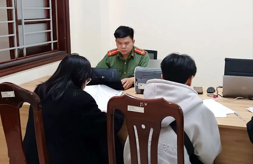 Cuối tháng 7-2025, Công an tỉnh Lâm Đồng đã mời các admin của một fanpage lên làm việc vì có hành vi đăng tin tin sai sự thật về Trường Đại học Yersin Đà Lạt, sau đó tiến hành xử phạt. Ảnh: VÕ TÙNG