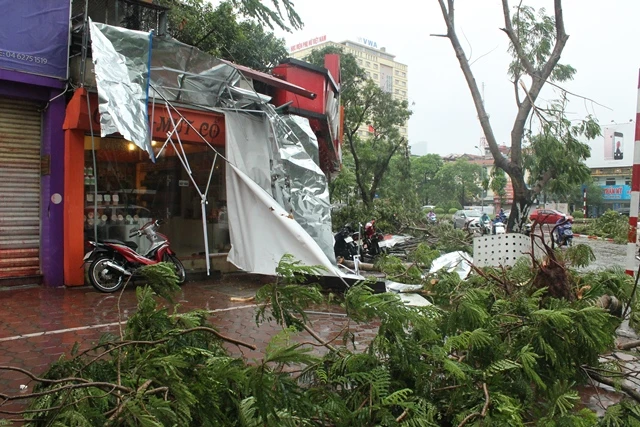 Bão số 1 đè bẹp ô tô, thổi ngã xe máy tại Hà Nội ảnh 18