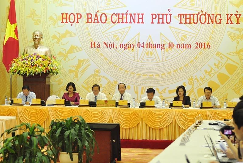 Quang cảnh phiên họp báo Chính phủ thường kỳ chiều 4-10