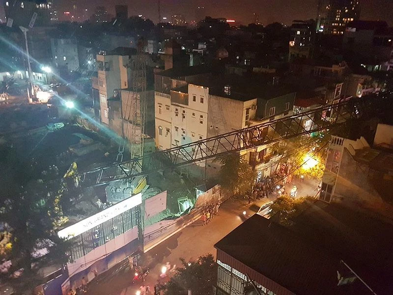 Hiện trường vụ tai nạn, cần cẩu đổ vắt ngang đường