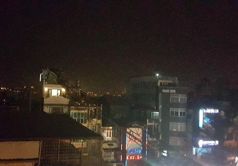 Đầu cần cẩu bị sập đụng vào nóc nhà dân bên đường đối diện công trình đang thi công