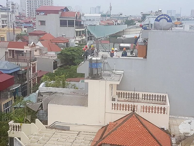 Công nhân khắc phục sự cố, sửa chữa hư hại cho nhà người dân bị ảnh hưởng vào sáng nay 19-10