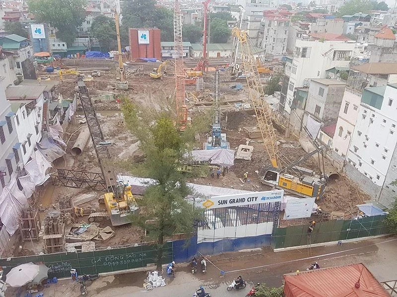 Hiện trường vụ cẩu sập vào sáng nay 19-10, cẩu sập đã bị tháo gỡ, nhưng trong công trường vẫn còn rất nhiều cần cẩu