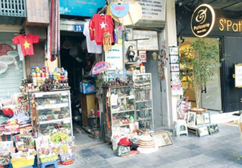 Dân quanh Hồ Gươm kiến nghị chỉ mở phố đi bộ buổi tối ảnh 1