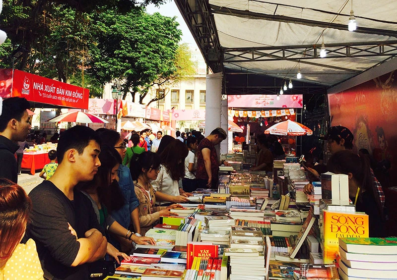 Vào năm 2016, Phố sách Xuân Bính Thân của Hà Nội đã thu hút hàng chục vạn lượt người đến thăm thú, du xuân, mua sách.