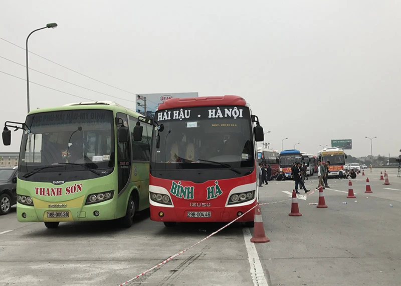 Nhiều xe khách kéo về Hà Nội phản đối chuyển bến ảnh 1