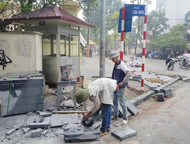 Vì sao Hoàn Kiếm tiếp tục lát đá vỉa hè độ bền 70 năm? ảnh 1