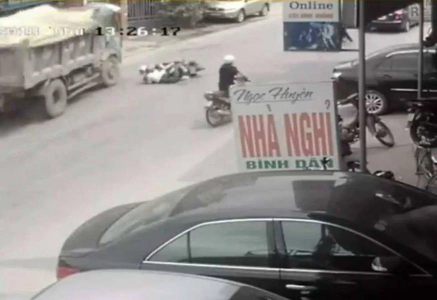 Tài xế đánh lái tránh hai nữ sinh sẽ bị xử lý thế nào?