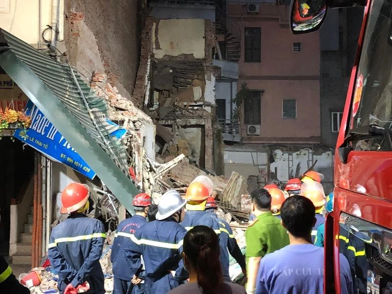 sập nhà cổ ở Hà Nội