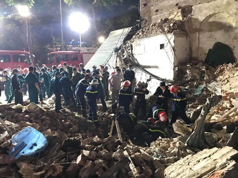 sập nhà cổ ở Hà Nội