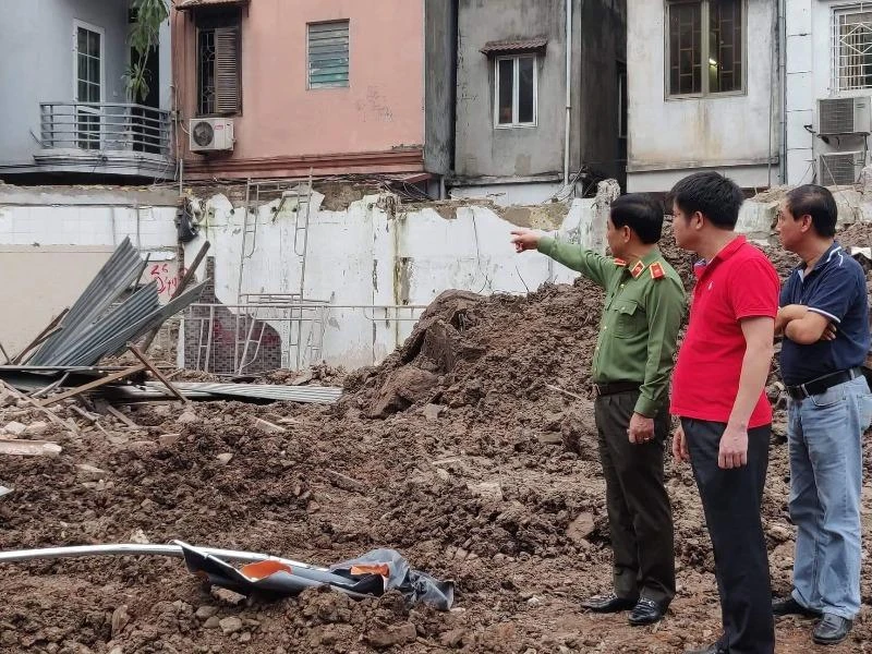 sập nhà cổ ở Hà Nội