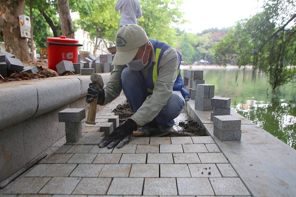 Công trình lát đá vỉa hè, chỉnh trang Hồ Gươm sắp về đích ảnh 5
