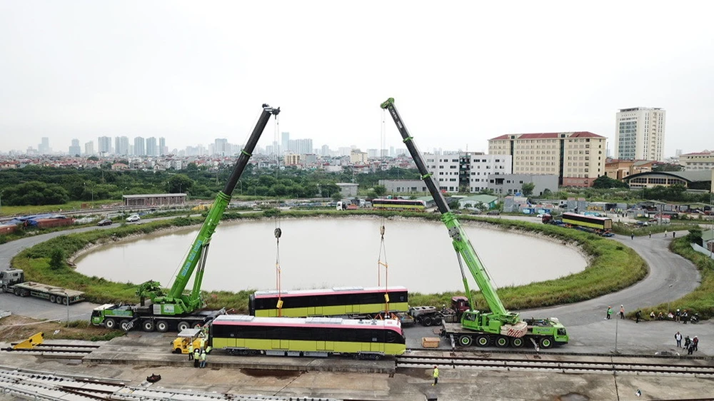 Metro Nhổn - ga Hà Nội có đoàn tàu đầu tiên lên ray ảnh 3
