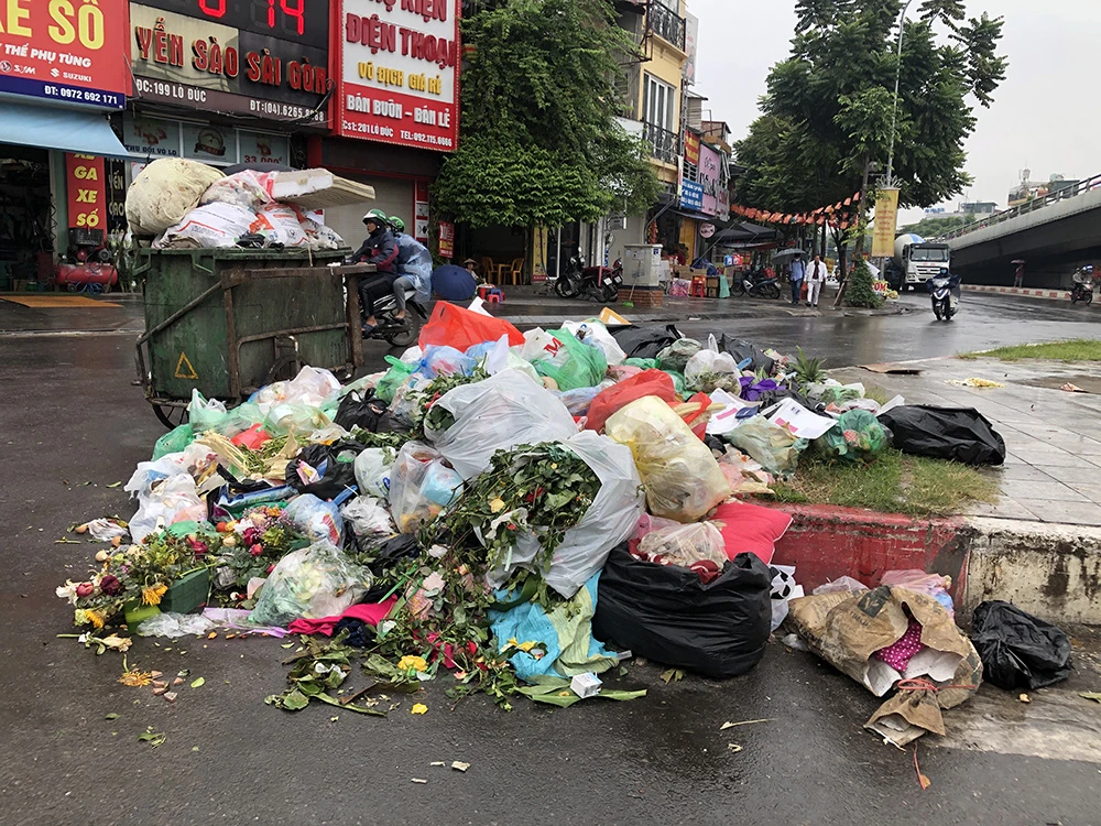 Bí thư Hà Nội chỉ rõ nguyên nhân vụ dân vây bãi rác Nam Sơn ảnh 1