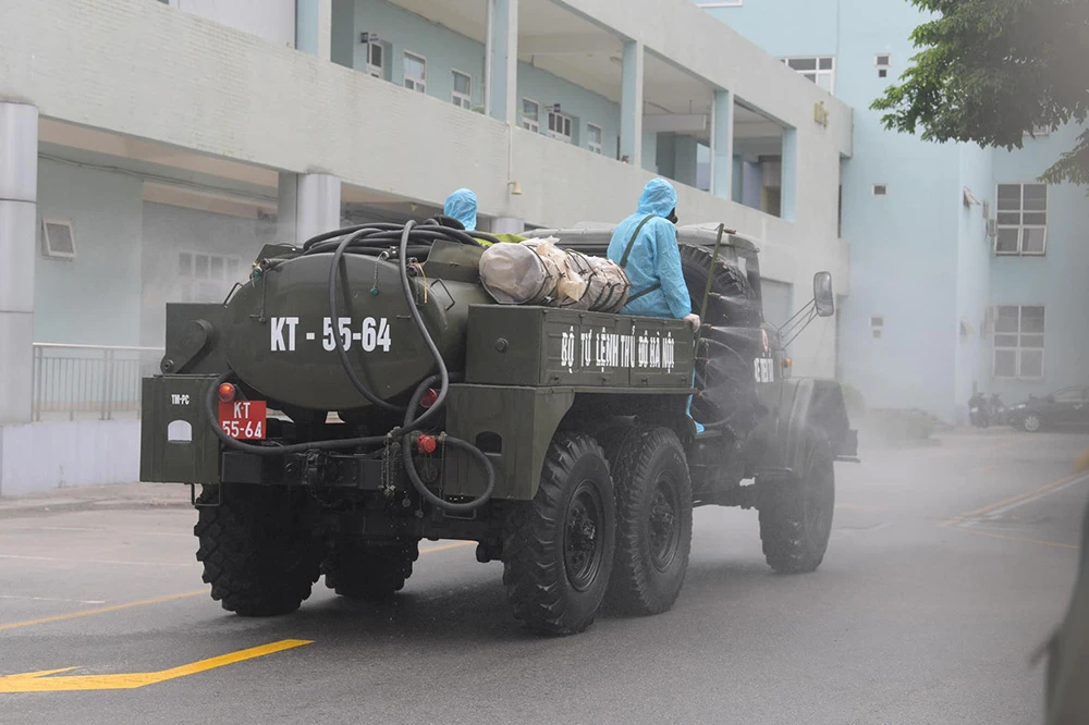 Cận cảnh Bộ Tư lệnh Thủ đô phun khử khuẩn tại Bệnh viện K ảnh 4