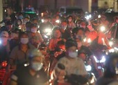 Người dân Hà Nội ùn ùn ra đường đêm trung thu, như chưa hề có COVID-19