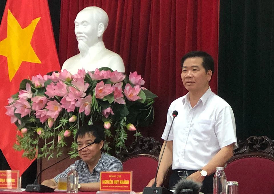 Chủ tịch UBND thị xã Sơn Tây Nguyễn Huy Khánh trao đổi thông với báo chí. Ảnh: TP