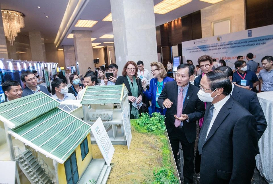 Phó Thủ tướng Lê Văn Thành tham dự Hội nghị quốc tế về "Kinh tế đại dương bền vững và thích ứng với biến đổi khí hậu" và tham quan triển lãm sáng kiến của doanh nghiệp cho một đại dương bền vững (Ảnh: Chương trình Phát triển của Liên hợp quốc (UNDP)) Phó Thủ tướng Lê Văn Thành tham dự Hội nghị quốc tế về "Kinh tế đại dương bền vững và thích ứng với biến đổi khí hậu" và tham quan triển lãm sáng kiến của doanh nghiệp cho một đại dương bền vững (Ảnh: Chương trình Phát triển của Liên hợp quốc (UNDP))