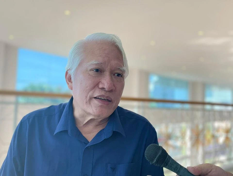 PGS Chu Hồi, chuyên gia hàng đầu về tài nguyên môi trường biển Việt Nam cho rằng hoạt động kinh tế của con người là nguyên nhân bao trùm dẫn đến rạn san hô ở Hòn Mun bị suy thoái nghiêm trọng. Ảnh: Trọng Phú PGS Chu Hồi, chuyên gia hàng đầu về tài nguyên môi trường biển Việt Nam cho rằng hoạt động kinh tế của con người là nguyên nhân bao trùm dẫn đến rạn san hô ở Hòn Mun bị suy thoái nghiêm trọng. Ảnh: Trọng Phú