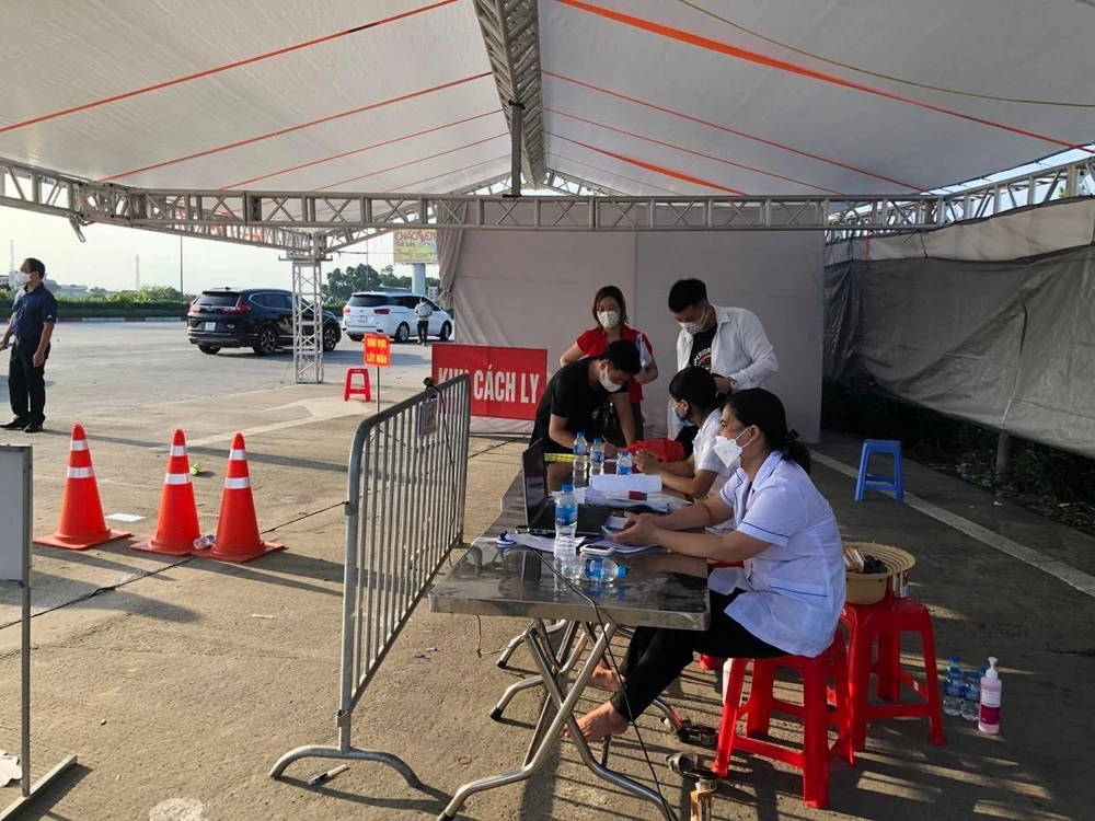 Chốt kiểm soát y tế đặt tại trạm soát vé cao tốc Pháp Vân - Cầu Giẽ giai đoạn dịch COVID-19 tại Hà Nội đang bùng phát năm 2021. Ảnh: TRỌNG PHÚ