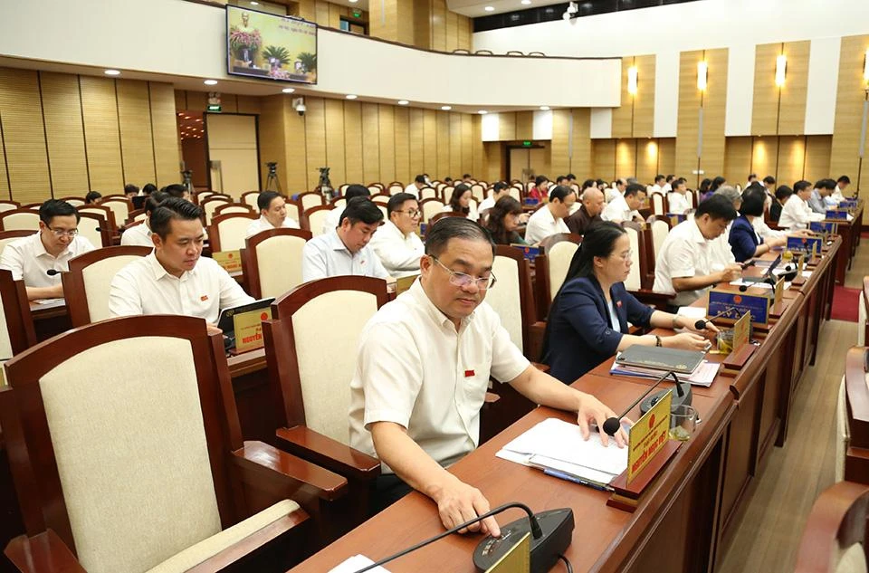 Các ĐB HĐND TP Hà Nội bấm nút thông qua Nghị quyết.