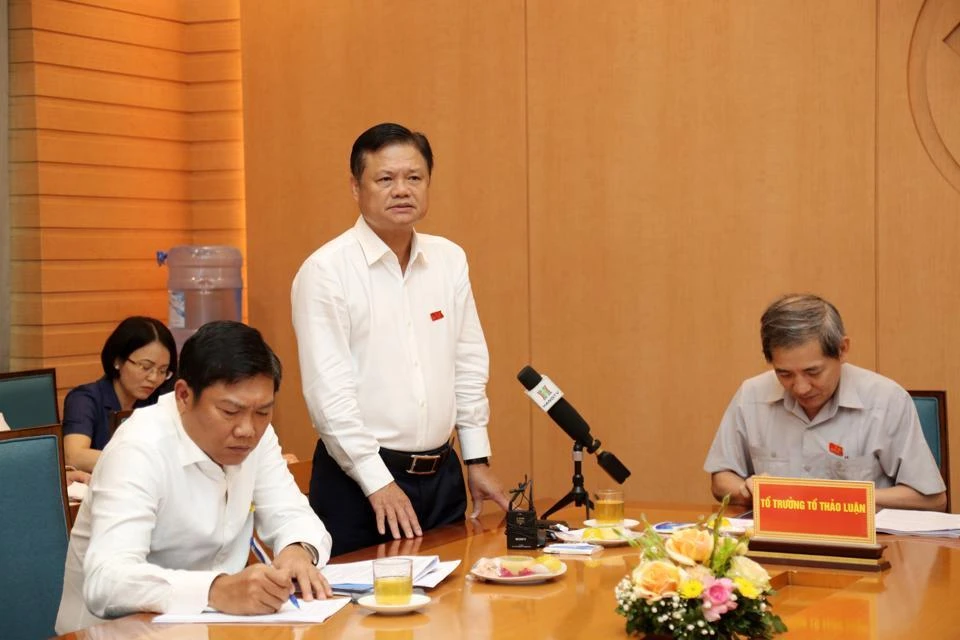 Đại biểu Vũ Đức Bảo, Trưởng ban Tổ chức Thành uỷ Hà Nội phát biểu tại buổi họp.