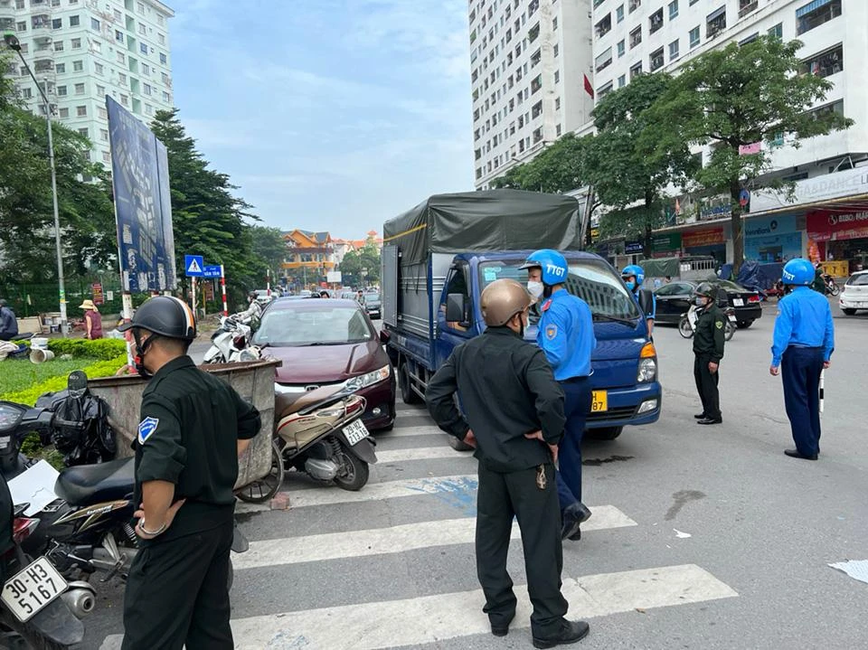 Chỉ trong buổi sáng 14-10, trên địa bàn phường Hoàng Liệt đã có 36 phương tiện bị lập biên bản xử phạt vi phạm hành chính, 17 phương tiện đỗ sai quy định phải áp dụng biện pháp cẩu, kéo đến bãi tập trung - theo tin từ chính quyền sở tại.