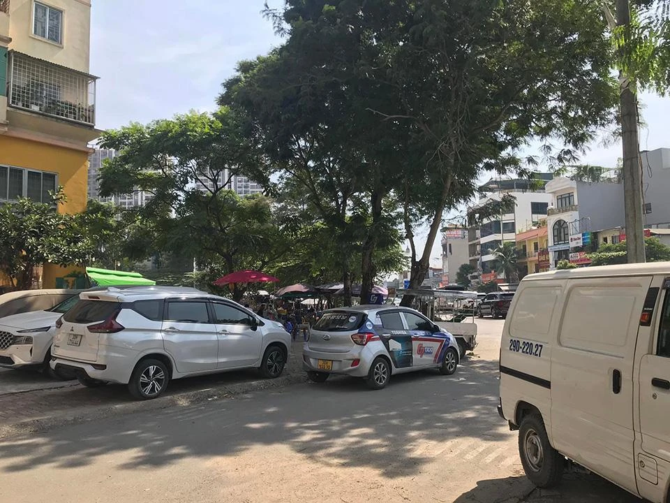 Nhiều ô tô đậu tràn vỉa hè, lòng đường chiếm lối đi tại khu đô thị mới Định Công - phường Định Công, sáng 14-10.