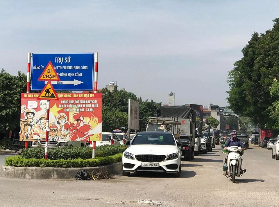 Tình trạng ô tô đỗ tại địa bàn phường Định Công (Hoàng Mai) vào sáng ngày 14-10 chưa được chấn chỉnh.