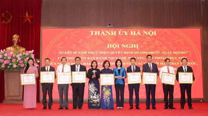 Nhiều cá nhân, tập thể được nhận bằng khen của Thành uỷ Hà Nội trong công tác tổ chức đối thoại với người dân. Ảnh: TP Nhiều cá nhân, tập thể được nhận bằng khen của Thành uỷ Hà Nội trong công tác tổ chức đối thoại với người dân. Ảnh: TP