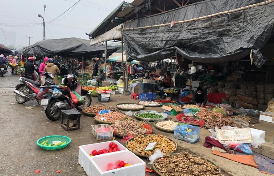 Chợ đầu mối Minh Khai (quận Bắc Từ Liêm, Hà Nội).