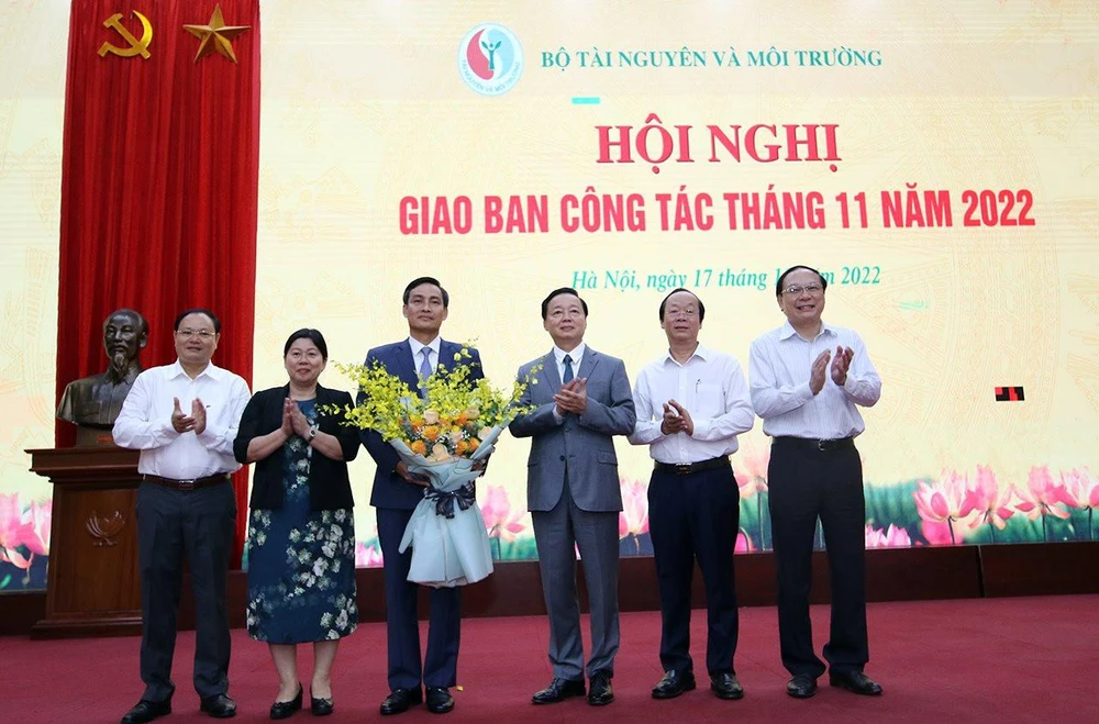 Tập thể lãnh đạo Bộ TN&amp;MT tặng hoa chúc mừng ông Trần Quý Kiên (người cầm hoa) được bổ nhiệm lại làm Thứ trưởng Bộ TN&amp;MT. (Ảnh: ĐT)