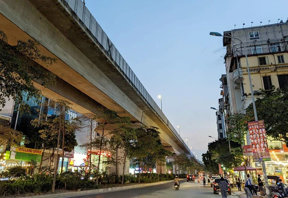 Hệ thống chiếu sáng phố Yên Lãng được đầu tư từ năm 2013 nhưng đến nay vẫn chưa được bàn giao đấu nối để hoàn thiện chiếu sáng. Ảnh: Trọng Phú