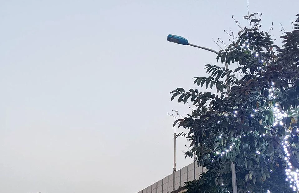 Nhiều cột đèn chiếu sáng công cộng tại phố Yên Lãng vẫn chưa được đấu nối điện. (Ảnh: Trọng Phú)