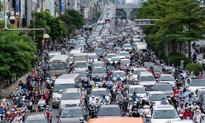 Tình trạng ùn tắc giao thông tại khu vực nội thành Hà Nội ngày càng nghiêm trọng .Ảnh: PHI HÙNG