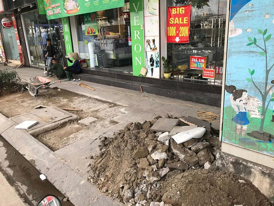Vỉa hè phố Lê Trọng Tấn bị bong tróc, nứt vỡ phải lột ra lát đá lại. Ảnh: TP