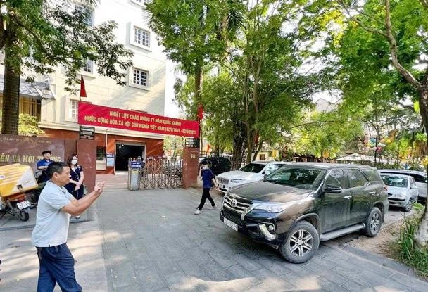 Xe ô tô đỗ tràn trên đoạn vỉa hè trước cổng trụ sở Sở TN&amp;MT Hà Nội tại số 18 phố Huỳnh Thúc Kháng. Ảnh: TP