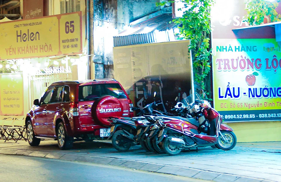 Ô tô, xe máy tràn lên vỉa hè tại khu vực phố Nguyễn Đình Thi. Ảnh: TP