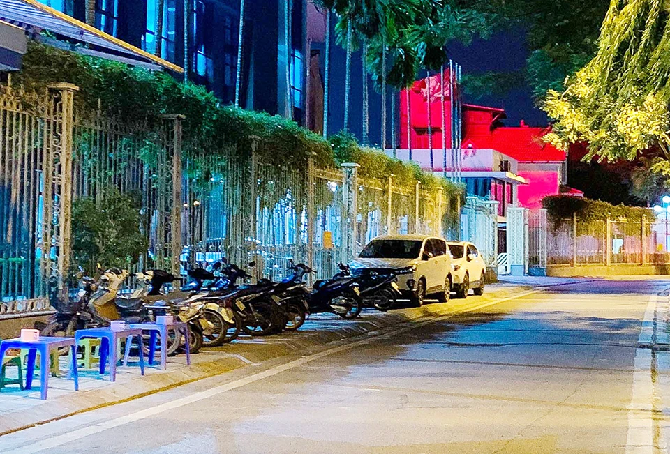 Bàn ghế, ô tô chiếm trọn vỉa hè ven hồ Tây. Ảnh: TP