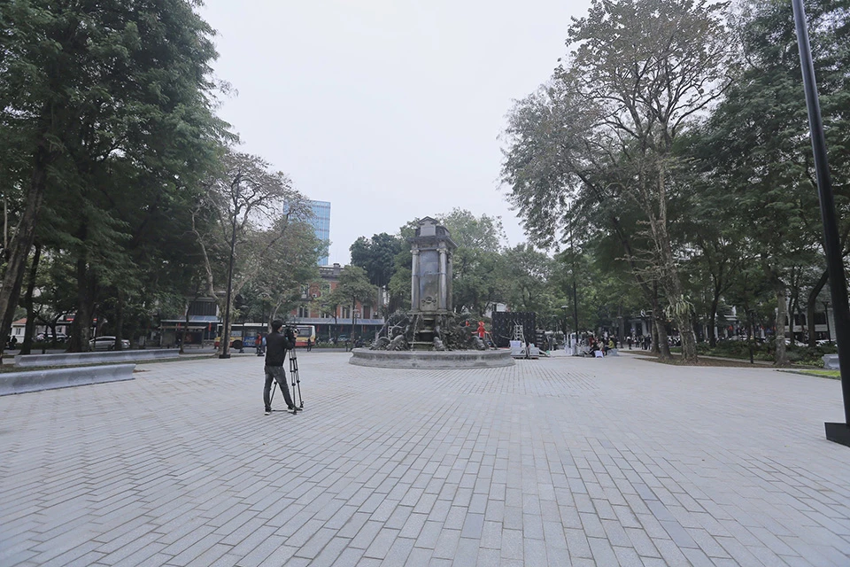 Ở giữa vườn hoa là một sân chơi rộng rãi với điểm nhấn là đài phun nước con cóc. (Ảnh: Trọng Phú)