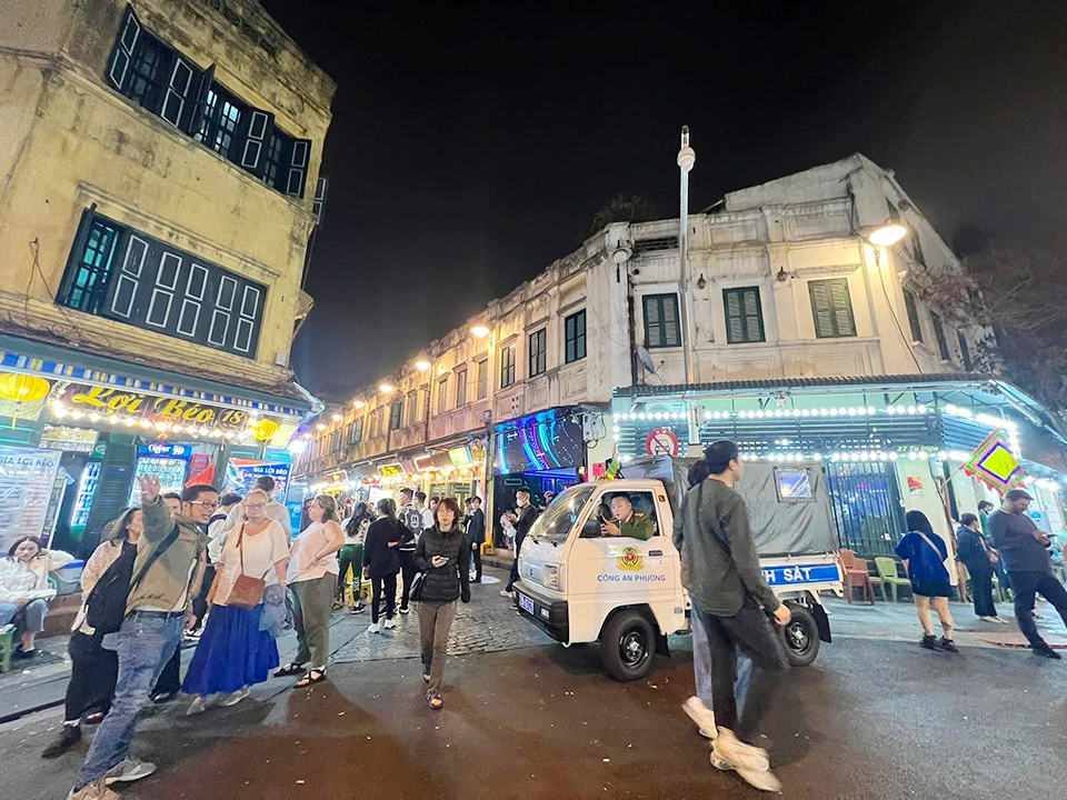 Hà Nội ra quân kiểm tra, xử lý vi phạm trật tự vỉa hè ảnh 1