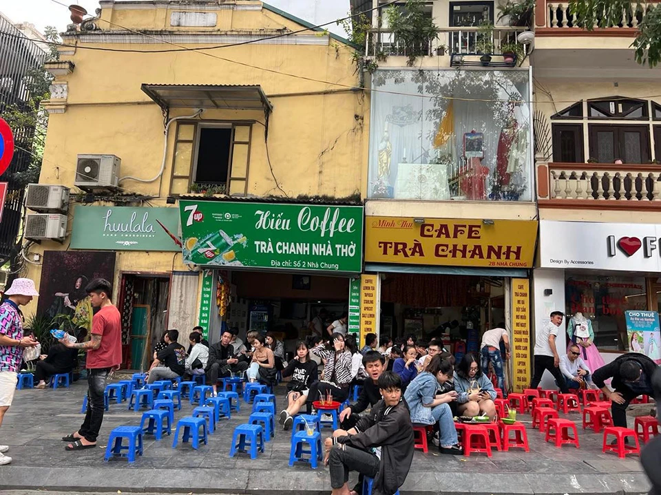 Hà Nội sẽ rà soát sắp xếp lại các quán trà đá tại mặt đường để sắp xếp vào trong ngõ. Ảnh: Trọng Phú Hà Nội sẽ rà soát sắp xếp lại các quán trà đá tại mặt đường để sắp xếp vào trong ngõ. Ảnh: Trọng Phú