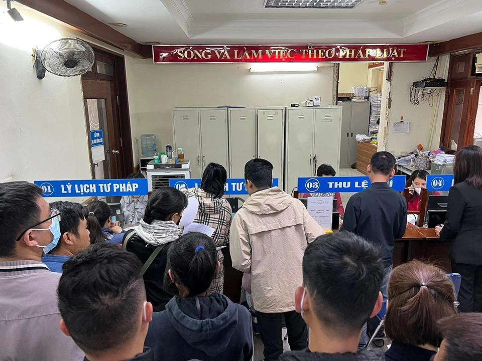 Bộ phận một cửa Sở Tư pháp Hà Nội quá tải do những ngày qua lượng người đến làm thủ tục đề nghị cấp phiếu lý lịch tư pháp tăng nhanh. Ảnh: TP