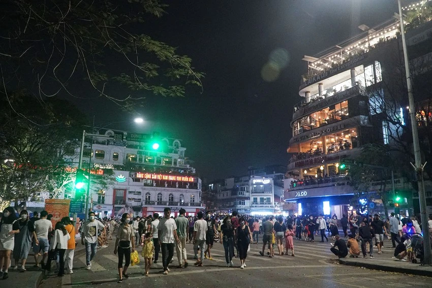 Phố đi bộ quanh hồ Gươm (ảnh Phi Hùng)