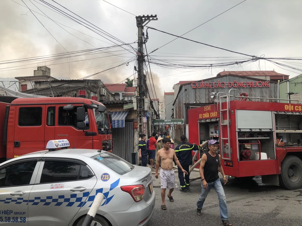 Xe cứu hỏa được điều đến hiện trường để dập tắt đám cháy. Ảnh: TP