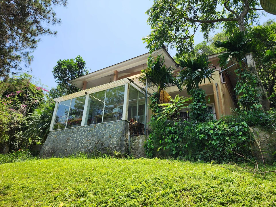 Một trong 4 căn biệt thự xâm phạm trên đất rừng tại đồi Đống, xã Vân Hoà, huyện Ba Vì sắp bị cưỡng chế. Ảnh: Trọng Phú