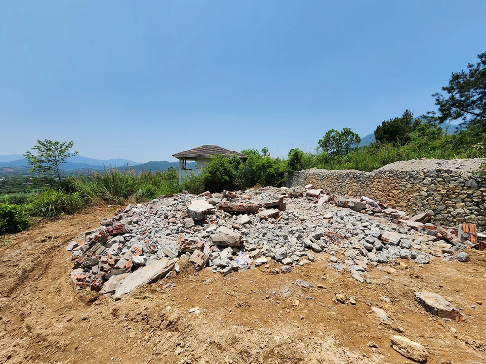 Biệt thự trị giá hàng chục tỷ đồng xây dựng trái phép trên đất rừng tại đồi Đống, xã Vân Hoà, huyện Ba Vì (Hà Nội). Ảnh: Trọng Phú