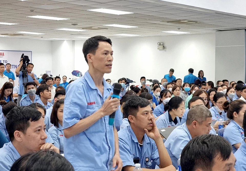 Đại diện công nhân nêu ý kiến, kiến nghị tại hội nghị đối thoại. (Ảnh: Trọng Phú)