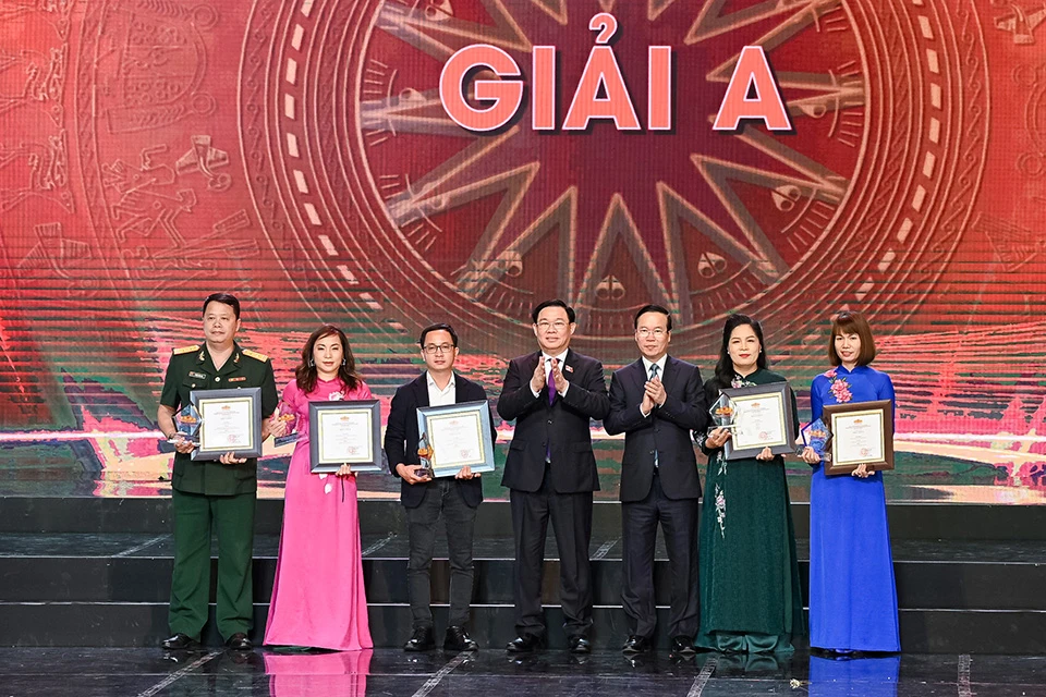 Chủ tịch nước Võ Văn Thưởng và Chủ tịch Quốc hội Vương Đình Huệ đã trao giải A cho tác giả, nhóm tác giả cho 5 tác phẩm đạt giải (Ảnh: QH)