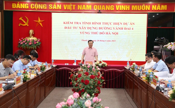 Bí thư Thành uỷ Hà Nội Đinh Tiến Dũng phát biểu chỉ đạo tại buổi làm việc. Ảnh: TP